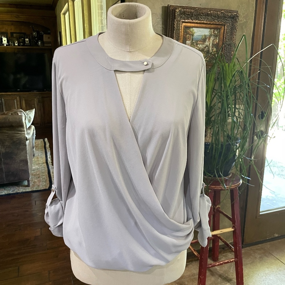NWOT Ro & De Women's Blouse, Long Roll Tab Sleeve Sm